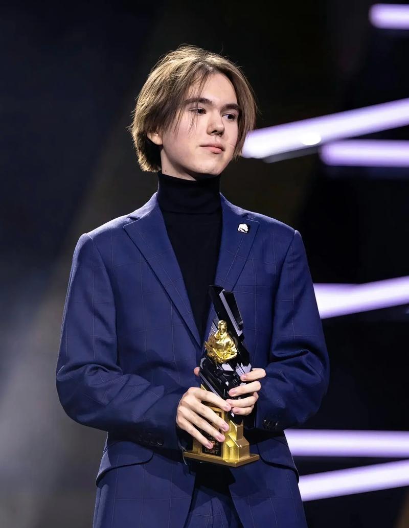 jL 暗示复出：“猜猜谁回来了？”