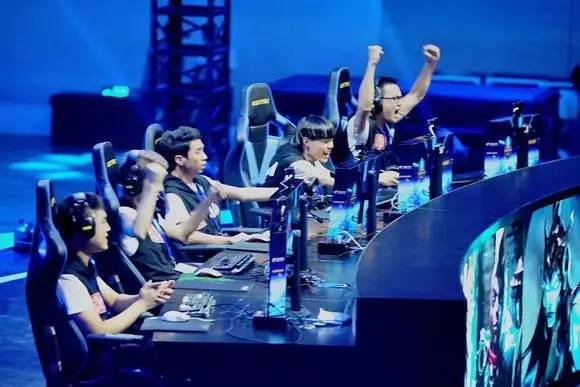 英雄联盟比赛：S10世界赛在即，TES因粉丝焦头烂额？